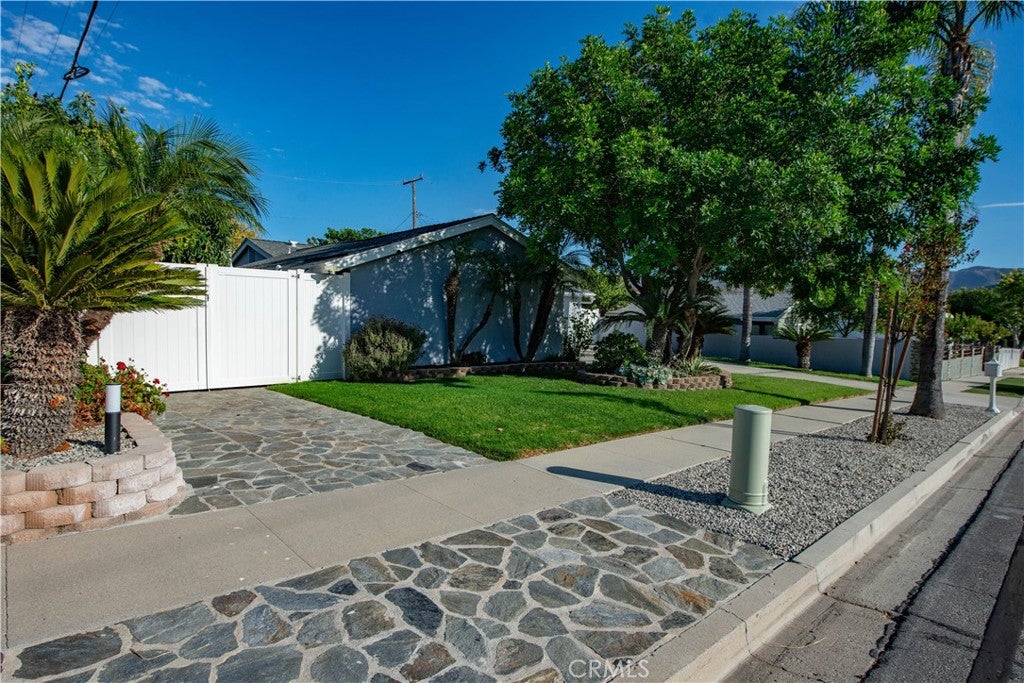 1546 Deodora Street