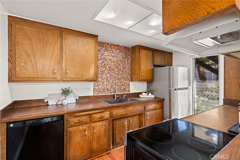 Avocado Manor (AVMR) - Residential