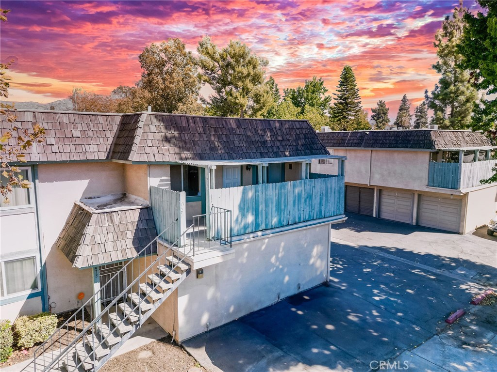 Welcome to University Greens, a desirable gated community in Riverside, CA. This spacious townhome offers 3 bedrooms, 2 bathrooms, plus a versatile bonus room that can easily serve as a 4th bedroom, home office, or flex space. The home includes a 2-car detached garage for added convenience.
Enjoy the peace of mind and privacy that comes with gated living, along with community amenities such as a sparkling pool—perfect for relaxing after a long day or spending quality time with family and friends. Centrally located near the 91 and 60 freeways, the property offers excellent commuting options while being just moments away from the University of California, Riverside (UCR) and the vibrant attractions the area has to offer.