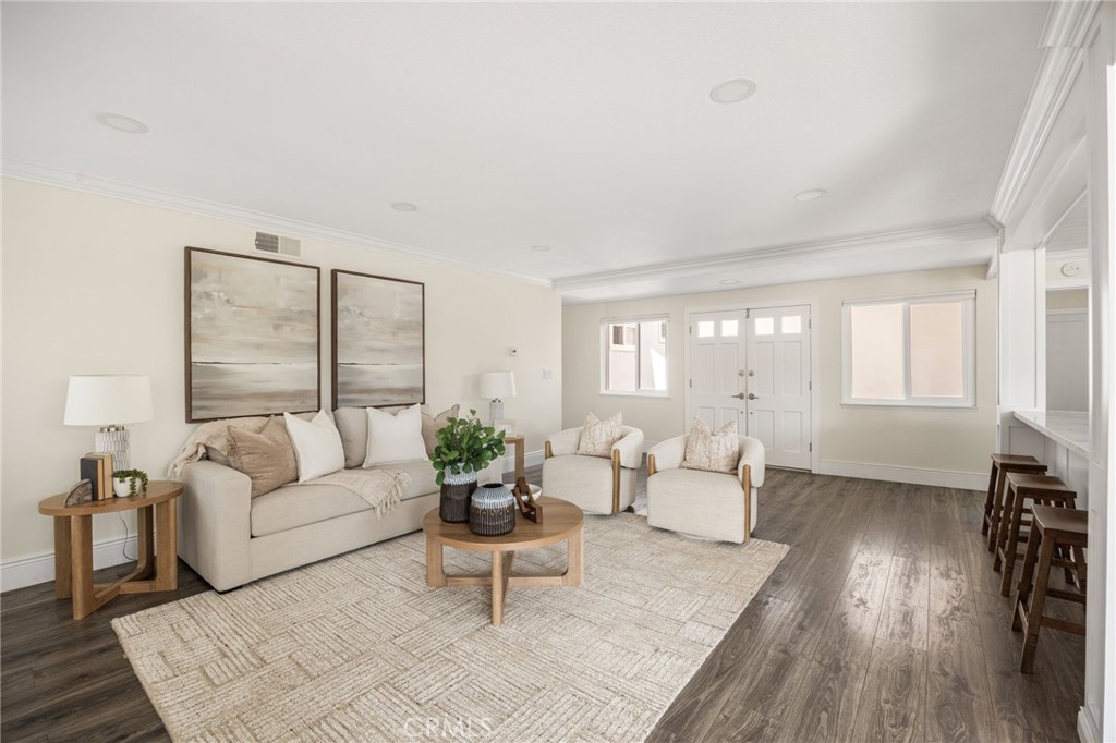 2748 E Dorothy