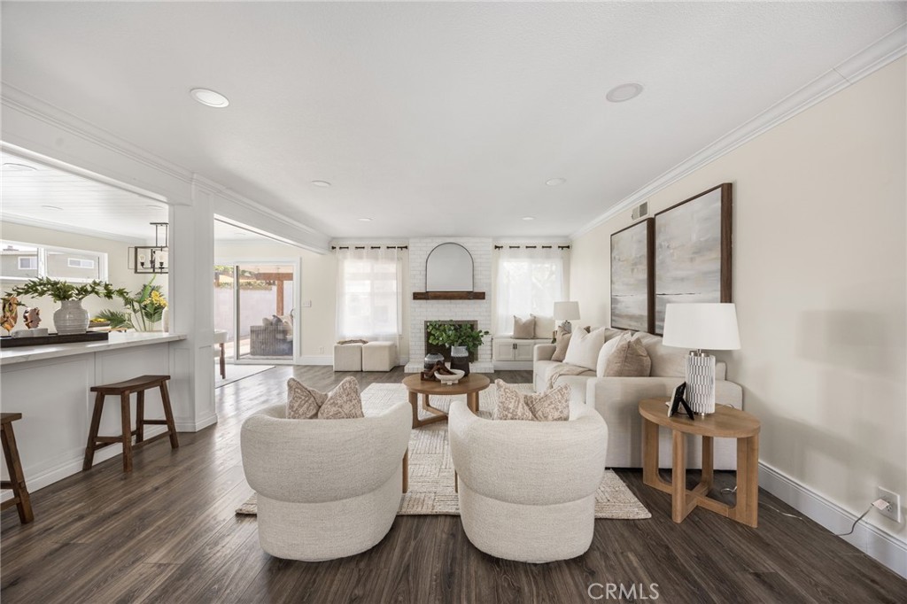 2748 E Dorothy