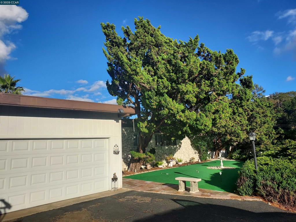 MUIR OAKS - Residential