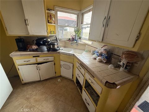 4909 E 59th Maywood CA 90270