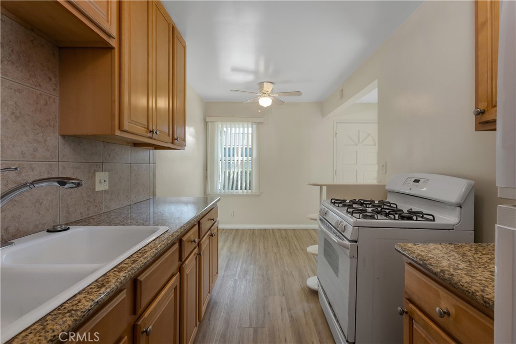 Bright and inviting 1-bedroom, 1-bath apartment featuring a spacious bedroom with walk-in closet, dual-pane windows throughout. The kitchen is well-appointed with granite countertops, a gas stove, and a refrigerator. Residents have access to convenient on-site laundry facilities. one-car garage— for parking and additional storage. Tenants pay for electricity and gas. Perfectly situated near Trader Joe’s, the Traffic Circle, LBX, Long Beach Airport, this home is just minutes from Cal State Long Beach, Pine Avenue, Shoreline Village, Belmont Shore’s 2nd Street, El Dorado Park, and local golf courses.