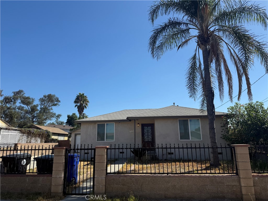 STOP AND CHECK OUT THIS HOME AT 9823 Oleander , Fontana.IT IS THE CHEAPEST ONE IN THE CITY
GREAT CHANCE FOR FIRST HOME BUYER OR INVESTOR!!!!!
HUGE FRONT AND BACK YARD WITH ADU POTENTIAL.
LONG DRIVEWAY WITH THE GATE.