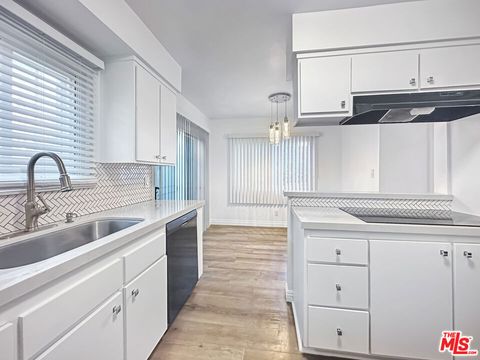 Photo of 817 E Nutwood Street #7, Inglewood, CA 90301 (MLS # 26699147)