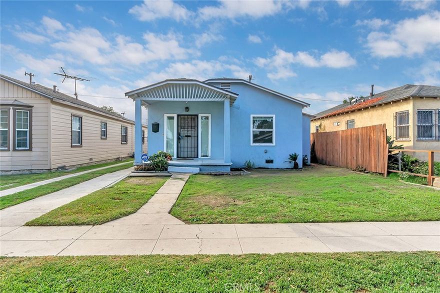 Great opportunity in South Los Angeles! This 2-bedroom, 1-bath single-family residence offers 924 sq ft of living area on a 4,802 sq ft lot. Built in 1925, the home includes a functional floor plan with a living room, kitchen featuring a butler’s pantry, two guest bedrooms and a separate laundry room. The large lot provides room for outdoor living or potential future improvements. Ideal for investors or buyers looking for a project. Convenient access to major transportation routes, shopping, and nearby amenities.