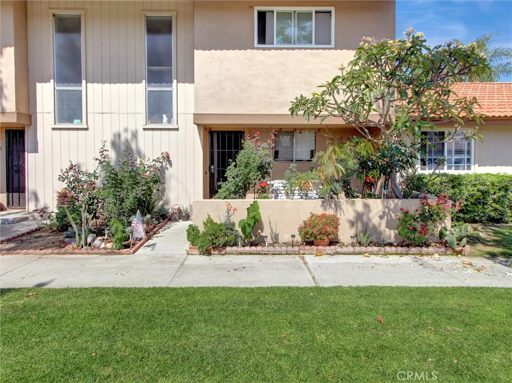 VERY WELCOME TO THIS 2 LEVEL STORY TOWNHOME IN SUMMERTREE COMMUNITY, IN STANTON CITY. THE HOME NEEDS SOME PERSONAL TOUCHES. THE ENTRYWAY LEADS INTO THE KITCHEN AND LIVING ROOM. Dinning area and living room. and also 1/2 bathroom by the stairs. All bedrooms and ful bathroom are upstairs. And addition the home has a cozy patio between garage and living room perfect for entertaining, enjoying barbecuing. 2 car garage, with enough space for vehicles, laudry hook ups, and plenty of room for storage. The HOA very low as $270 monthly. This community offers, a club house , a large pool, greenbelts, and a kids playroom. This home is very conveniently located , near schools, chopping center, restaurants, Stanton Central Park. also short drive to the Beach.
