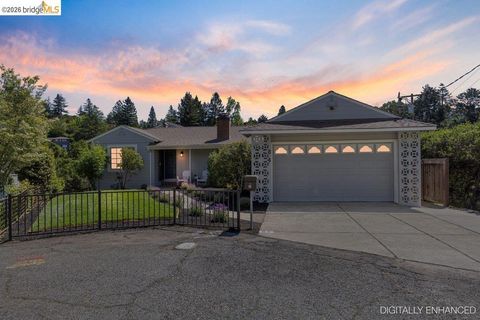 Photo of 84 TEMPLAR PLACE Pl, Oakland, CA 94618 (MLS # 41130992)