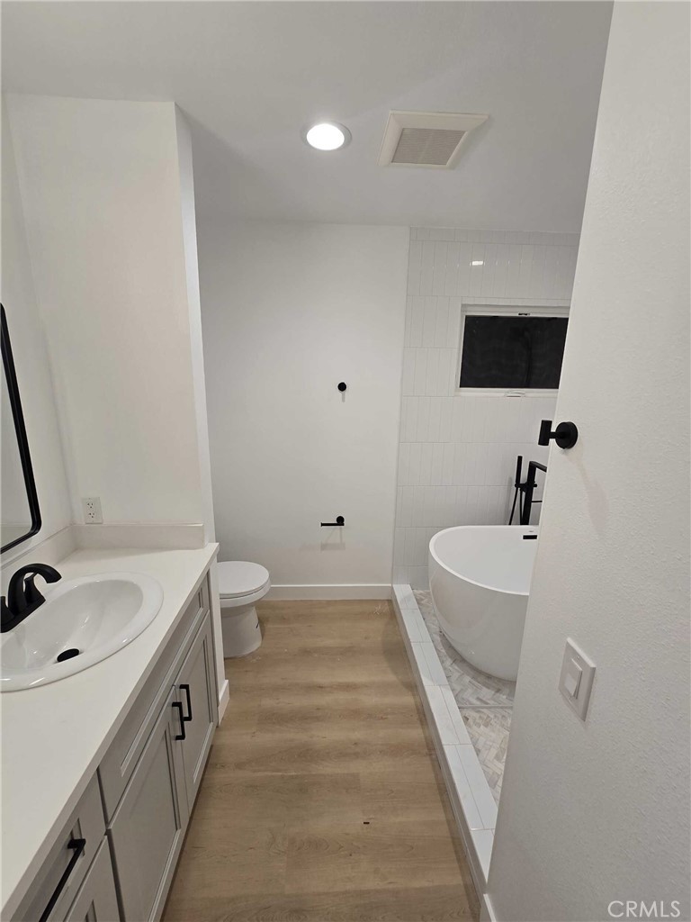 16124 San Fernando Mission Boulevard