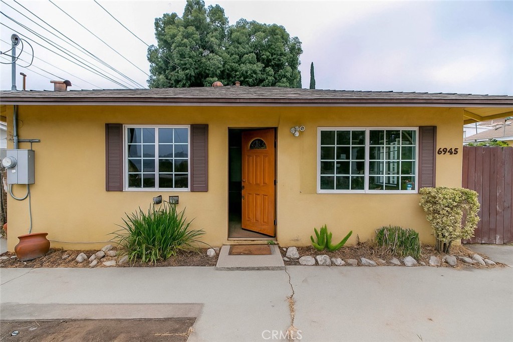 Ideal for an investor or contractor, this 2-bedroom, 1-bath home sits at the front of a flag lot and is ready for transformation. Featuring a practical layout, with the laundry room located off one of the bedrooms. This property offers an opportunity to renovate, add value, and reap the rewards.