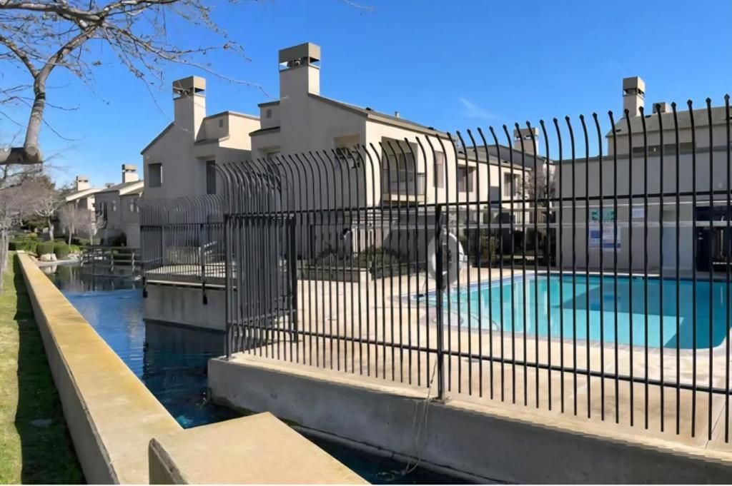 listing image 130720745709610946287