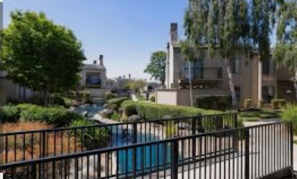 listing image 130723355919811546187