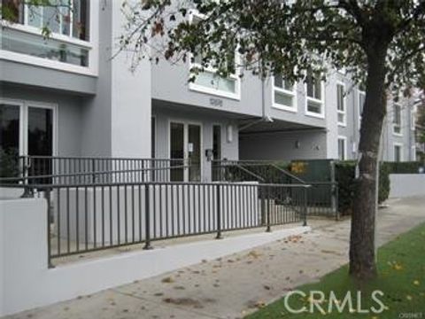 Photo of 10878 Bloomfield St #404, Toluca Lake, CA 91602 (MLS # SR25231333) Photo of 10878 Bloomfield St #404, Toluca Lake, CA 91602 (MLS # SR25231333)