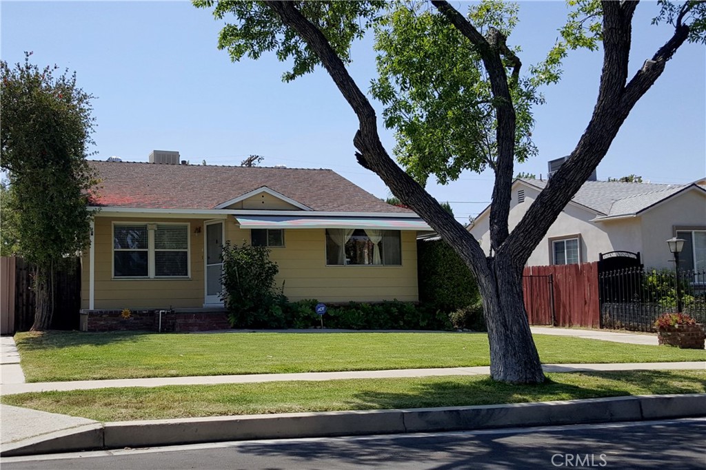 Available Now!
South of Ventura Blvd, between Newcastle and Lindley in Encino.
1-story 1210sqft single family house on residential street. Alone on lot, not a share, no ADU. Master with attached bath, window air and gas floor heat, two-car garage with sectional door and opener, fenced back yard, auto sprinklers front and back, covered patio, gardener, washer and dryer hookups. All new paint inside and out, refinished hardwood floors, copper plumbing, new windows, and a restored antique Wedgewood gas stove. $4495/m base rent, less $1000/m discount with 12 month lease.