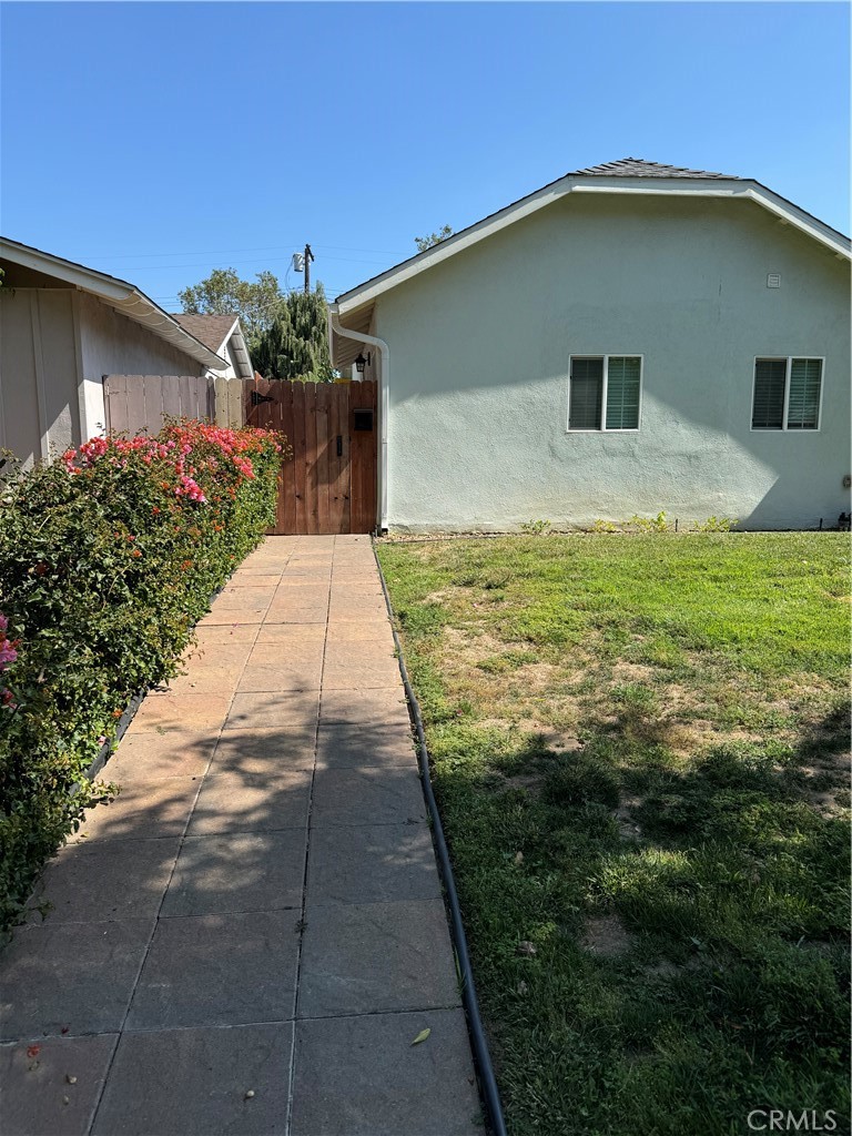 Guest house for rent in a quiet residential West Hills neighborhood. Private entrance, one bedroom with closet, one bathroom, gas stove, microwave, refrigerator, washer and dryer. New in wall dual inverter air conditioning unit. Hardwood flooring and recessed lighting throughout. Rent includes water, gas, electricity, and hi-speed internet. Plenty of street parking available.