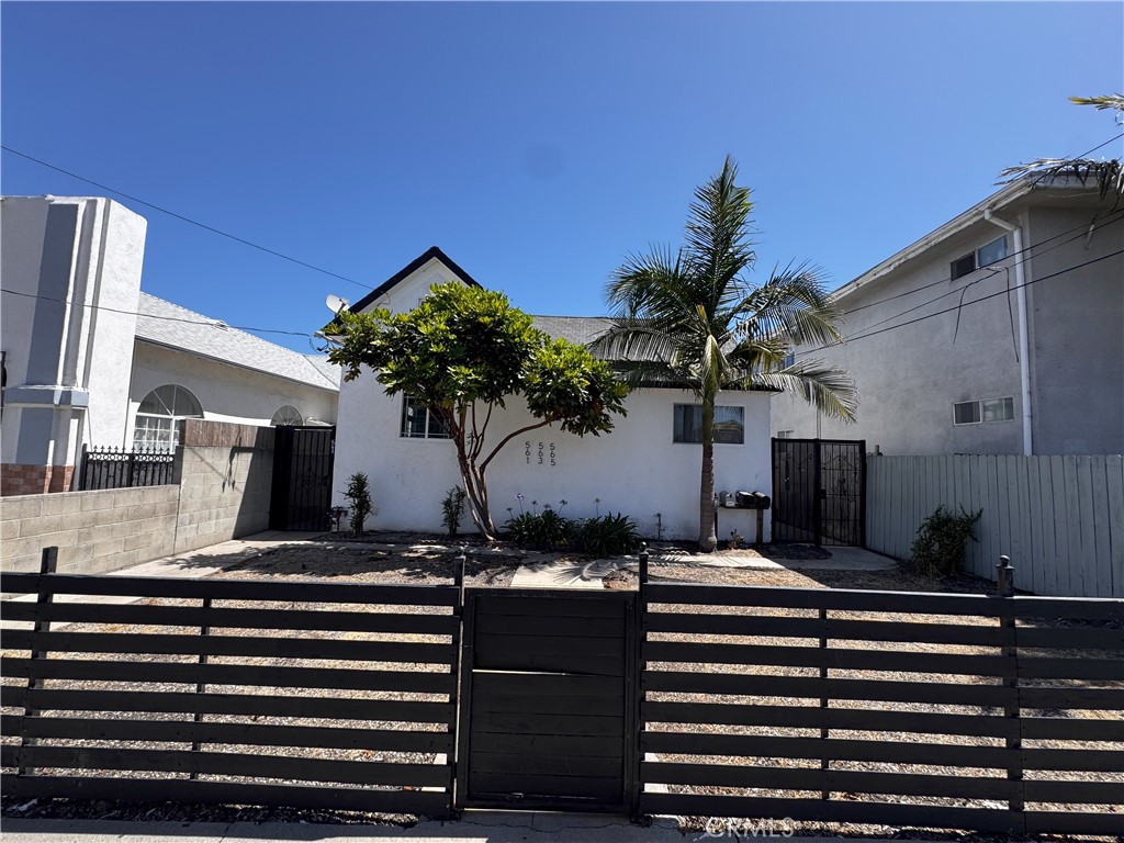 Bright & versatile one-bedroom with a spacious loft/bonus room—ideal for an office, guest space, or creative studio. The unit features one full bathroom and an additional 3/4 bathroom. Water is included in the rent, and you'll enjoy the convenience of a private one-car garage. Just a short distance from downtown San Pedro’s vibrant scene, with easy access to waterfront dining, local shops, galleries, and cultural events.
Quick Facts:
1 bedroom + loft/bonus room
1 full bath + 1 3/4 bath
Water included in rent
One-car garage
Convenient access to downtown amenities
Why You’ll Love It:
Loft offers flexible space for work or relaxation
Prime spot near the harbor, arts district, and entertainment