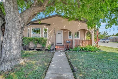 Photo of 16188 Yale Ave Ave, San Lorenzo, CA 94580 (MLS # 41131436)