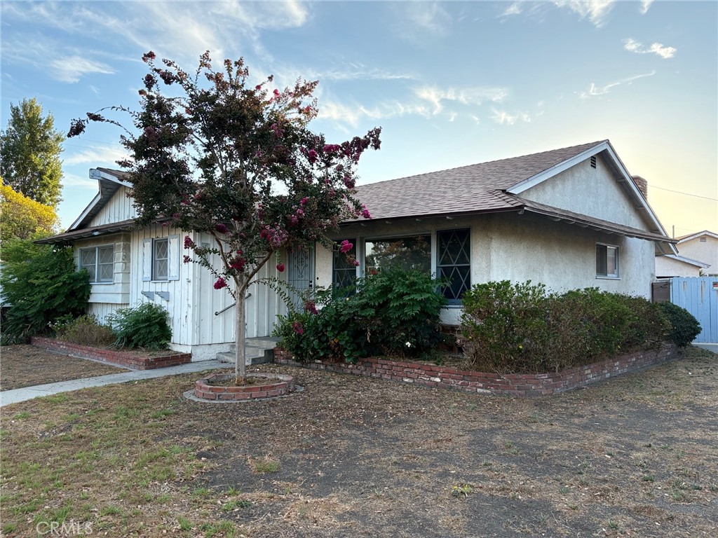 Welcome to one of Northwest Downey’s most beloved neighborhoods, and within the sought-after Downey Unified School District. This single-family home offers a spacious floor plan and is ready for a buyer to bring their vision and updates. The property needs repairs and cosmetic upgrades to be up to date, making it an excellent opportunity for buyers seeking a fixer-upper with long-term potential.
The roof was installed approximately two years ago through a City of Downey home improvement program, providing peace of mind on a major item. Please note that due to the home’s current interior condition, the property may not qualify for conventional loan financing—cash or alternative financing offers are an option.
Featuring a generous backyard and a solid structure, this home is perfect for buyers looking for a starter home or investors searching for value in a prime location. Conveniently located near schools, shopping, dining, and freeway access just minutes from Freeways 5 and 710, the property offers a great opportunity in one of Downey’s most established neighborhoods.