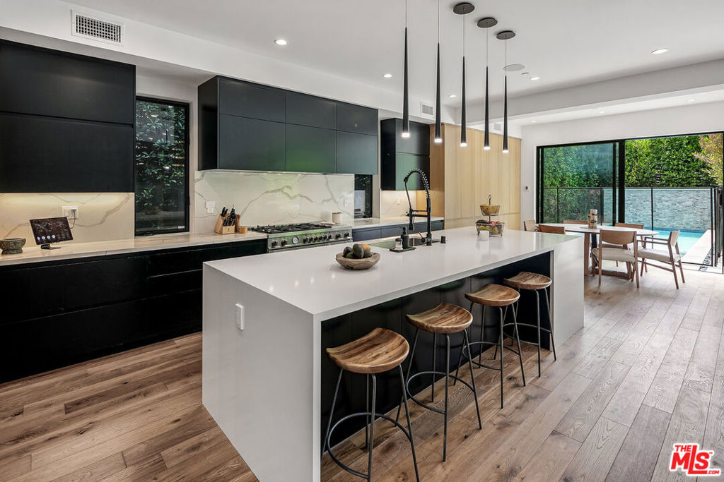 1037 Palms Boulevard