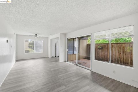Photo of 355 Parkview TER Ter #D1, Vallejo, CA 94589 (MLS # 41129236)