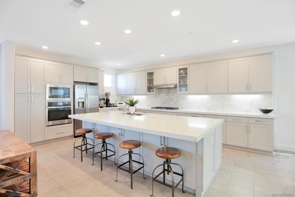 listing image 130723818932353689221