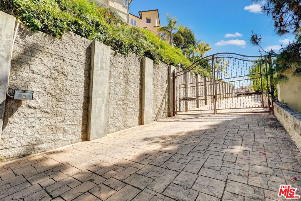 1248 E Tujunga Avenue