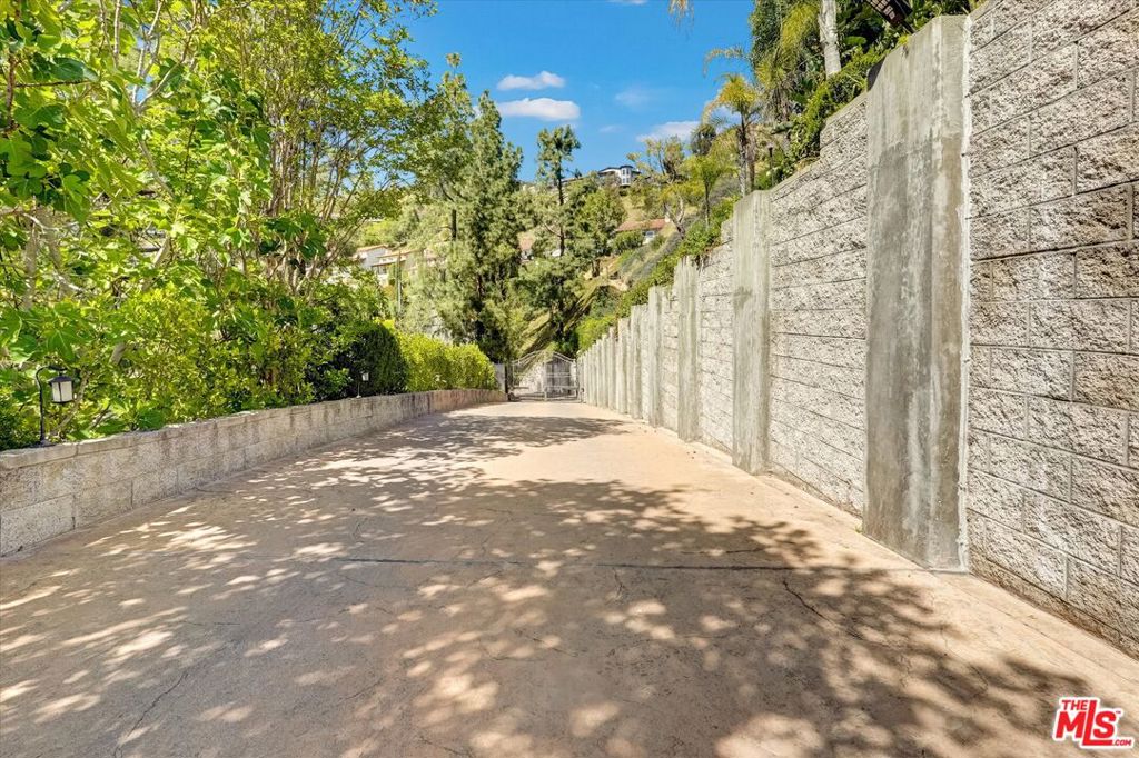 1248 E Tujunga Avenue