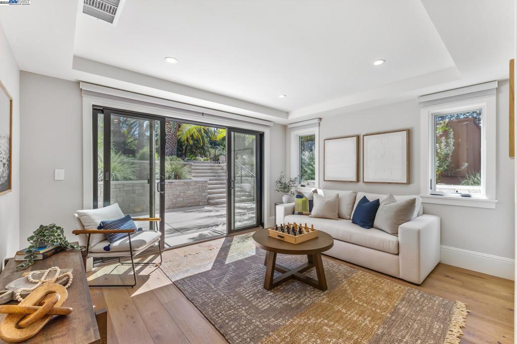 ROUNDHILL - Residential