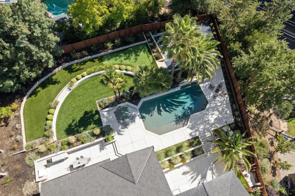 ROUNDHILL - Residential