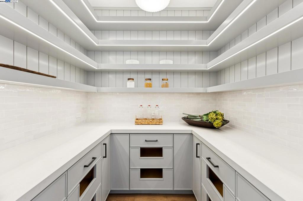 ROUNDHILL - Residential