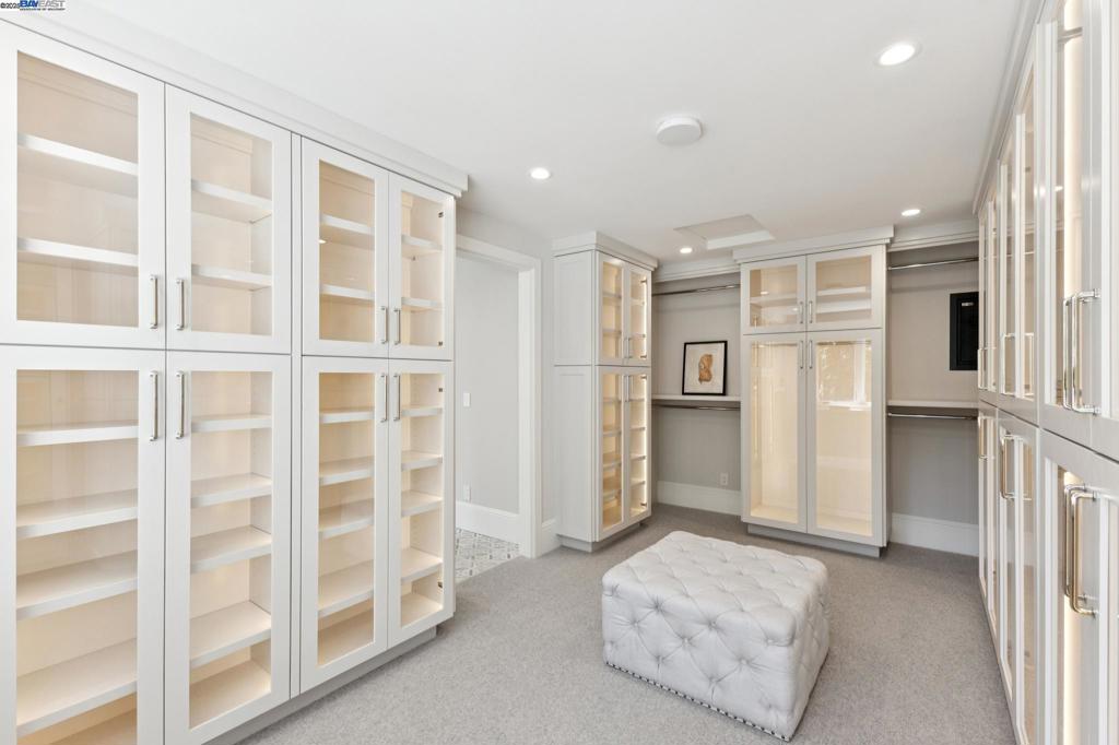 ROUNDHILL - Residential