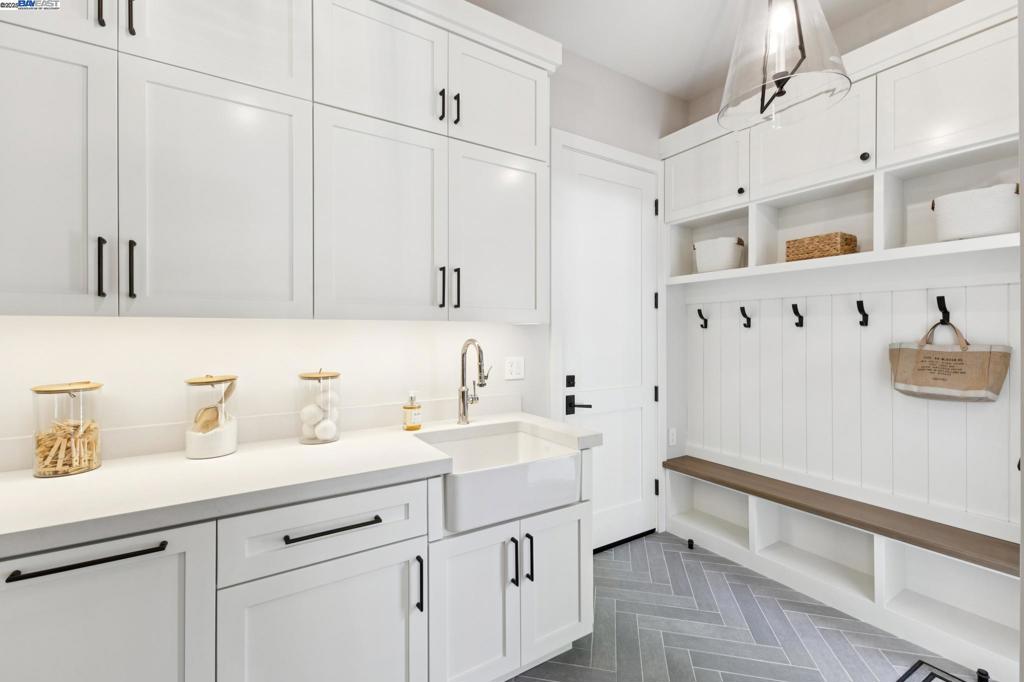 ROUNDHILL - Residential