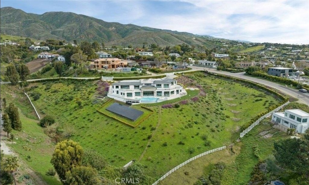 Photo of 29600 Harvester Rd, Malibu, CA 90265 (MLS # CV25231798)