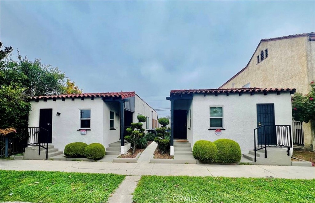 Charming Quadplex in Los Angeles perfect for an investor or first time home buyer. Nestled in a prime location just 10 minutes from SoFi Stadium, this beautifully remodeled quadplex offers an excellent investment opportunity. Each of the four units features one bedroom and one bathroom, along with a detached garage for each unit. Two units will be delivered with two units occupied, while one unit will move-in ready and newly remodeled at COE and the fourth unit is currently move in ready . Don’t miss out on this fantastic chance to own a piece of LA real estate with great income potential!
