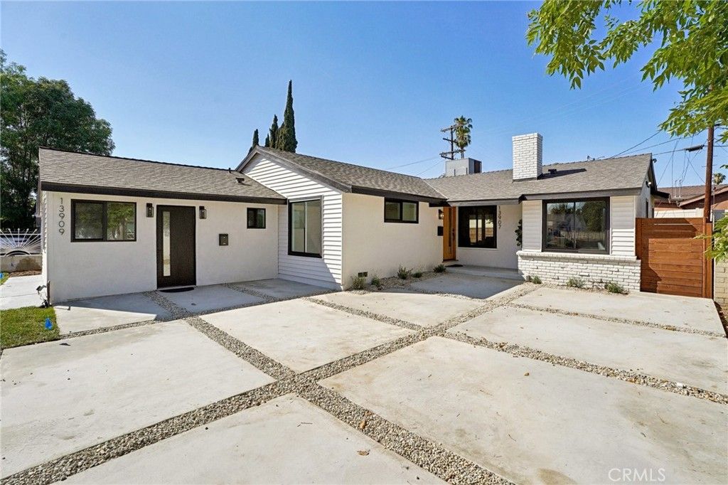 Photo of 13907 Wyandotte Street, Van Nuys, CA 91405 (MLS # SR26064864)