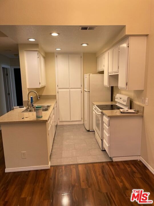 Welcome to this beautifully updated 2-bedroom, 1-bathroom home located in the exclusive guard-gated Carlton Square community. Boasting 845 sq ft of well-designed living space, this residence features soaring high ceilings, a cozy fireplace, and an open floor plan perfect for entertaining or relaxing in style.Enjoy the convenience of in-unit laundry, and the comfort of a light-filled interior that blends functionality with charm. The spacious living area flows seamlessly into the dining and kitchen spaces, creating an inviting and versatile layout.Carlton Square offers resort-style amenities including 24-hour security, pools, spa, tennis courts, and lush green spaces, all just minutes from SoFi Stadium, the Kia Forum, and the upcoming Intuit Dome. Easy access to freeways, LAX, and downtown makes this an unbeatable location.Don't miss your chance to live in one of Inglewood's most sought-after communities! Available Oct.1st!