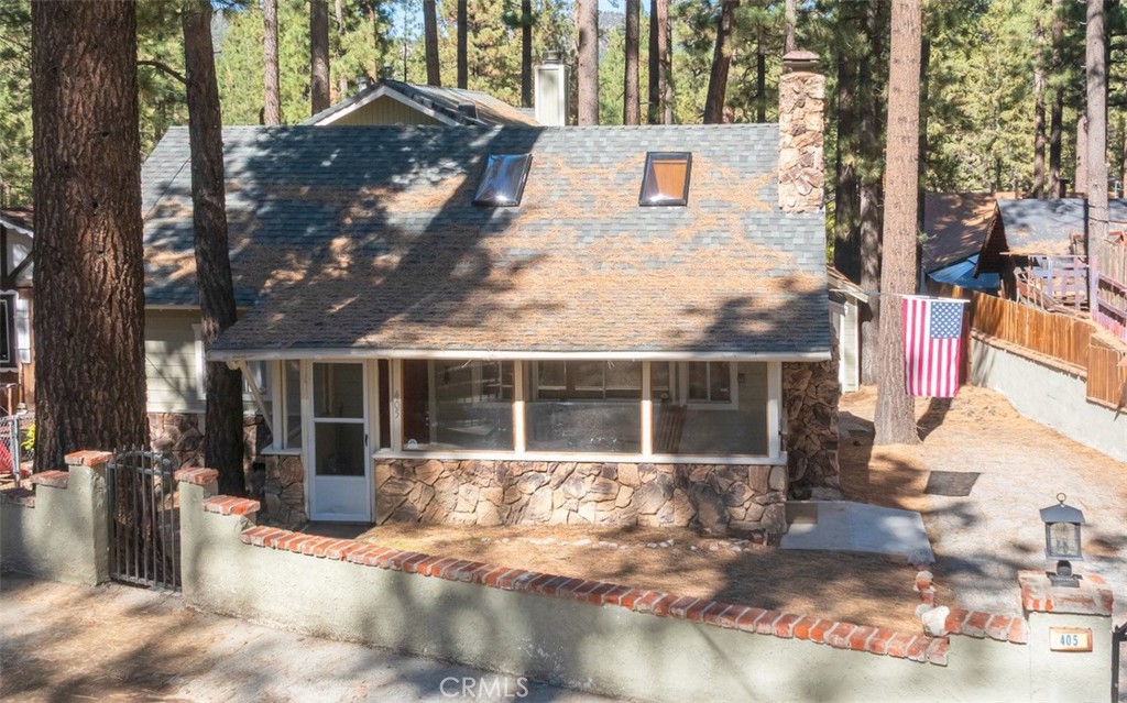 Main image without alt text