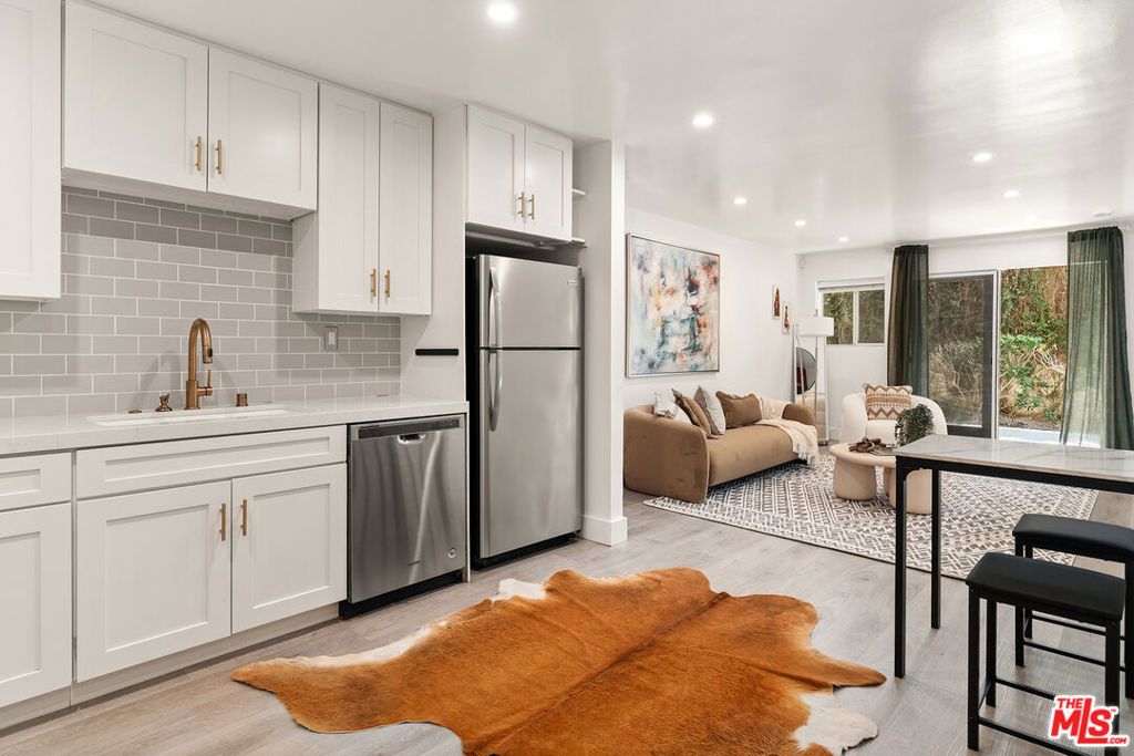 Photo of 532 N Rossmore Avenue #107, Los Angeles, CA 90004 (MLS # 25588081)