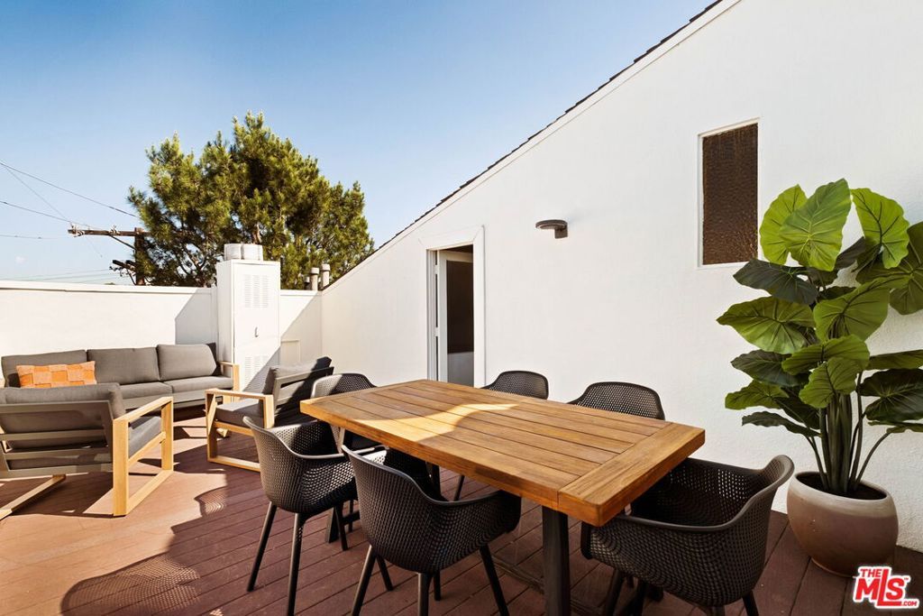 Photo of 725 S Barrington Avenue #301, Los Angeles, CA 90049 (MLS # 26666883)