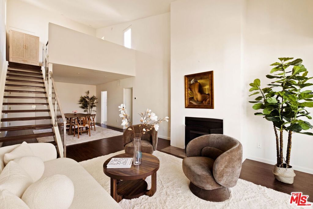 Photo of 725 S Barrington Avenue #301, Los Angeles, CA 90049 (MLS # 26666883)