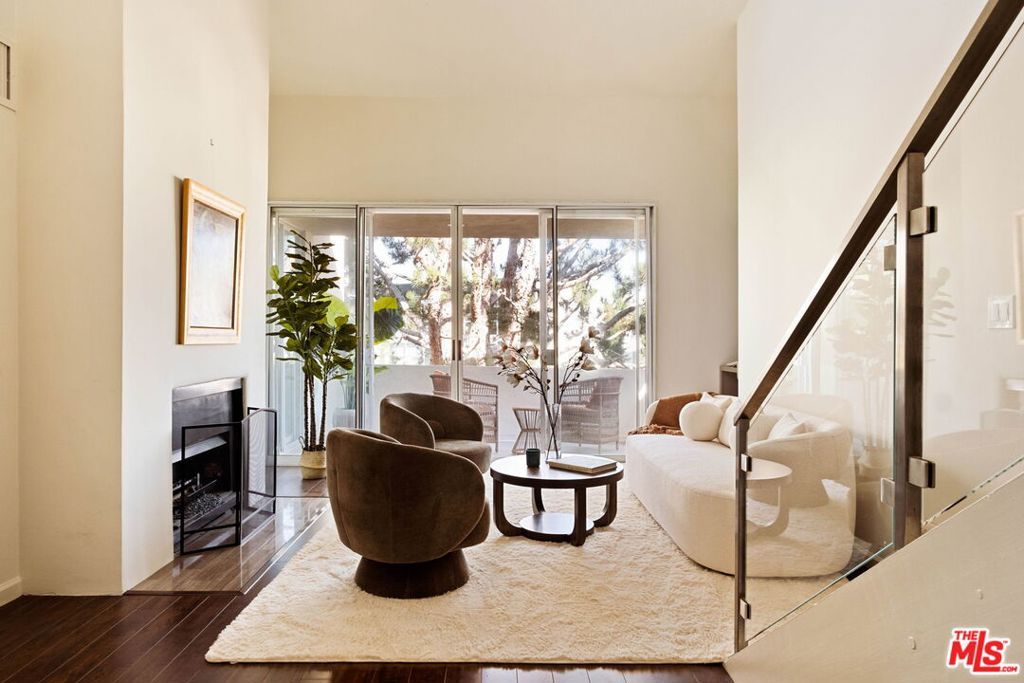 Photo of 725 S Barrington Avenue #301, Los Angeles, CA 90049 (MLS # 26666883)