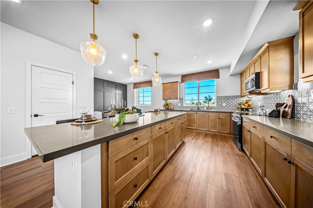 Brand New! This end unit floorplan offers tons of windows which allows for more natural light and includes gorgeous limestone grey quartz kitchen countertops with full custom backsplash, upgraded cabinets throughout as well as upgraded Luxury Vinyl Plank flooring. This beautiful new split-level entry townhome is situated in a prime location in the brand-new community of Palmera in Camarillo. This home is currently under construction and is expected to be available in December.
The ground floor offers a large two car garage and a bonus room that can function as anything from a yoga studio to a game room and everything in between. The second floor offers a large kitchen with a huge island, dining area, large family room and powder room. The third floor has the primary bedroom and bathroom, two spacious secondary bedrooms and another full bathroom. Palmera will offer a full gym, two pools, study space, a clubhouse and a dog park as onsite shopping and dining!
Located in Palmera a new vibrant townhome community ideally located in the city of Camarillo. Palmera will have onsite shopping and dining and is just fifteen minutes to gorgeous coastline and beaches, the legendary Camarillo Outlets, and less than a moment’s drive to the Metro Link/Amtrack station. Palmera is just a stroll to Old Town which offers great restaurants, bars, boutique shops, salons, art, and entertainment. Not to mention the farmers market every weekend. Pictures are of model home, location and finishes will vary.