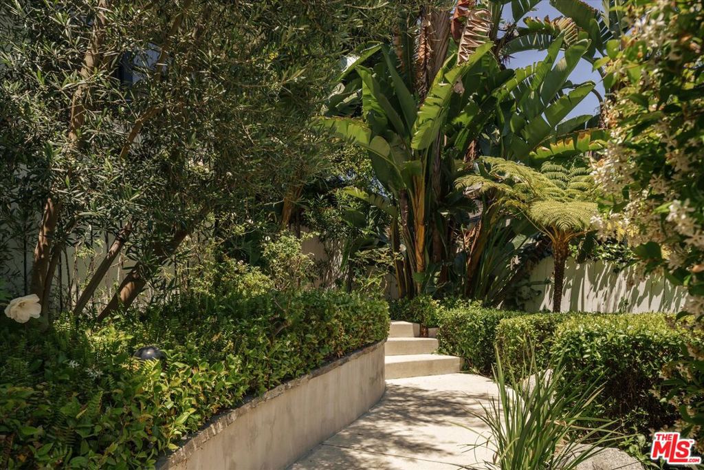 8421 Kirkwood Drive