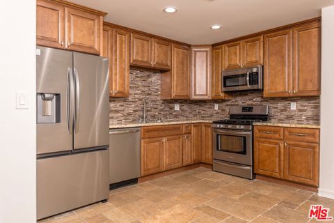 Photo of 234 E Tamarack Avenue, Inglewood, CA 90301 (MLS # 25611677) Photo of 234 E Tamarack Avenue, Inglewood, CA 90301 (MLS # 25611677)