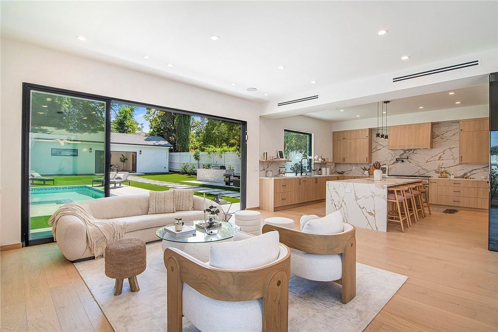 Photo of 22616 Hatteras Street, Woodland Hills, CA 91367 (MLS # SR25249976)