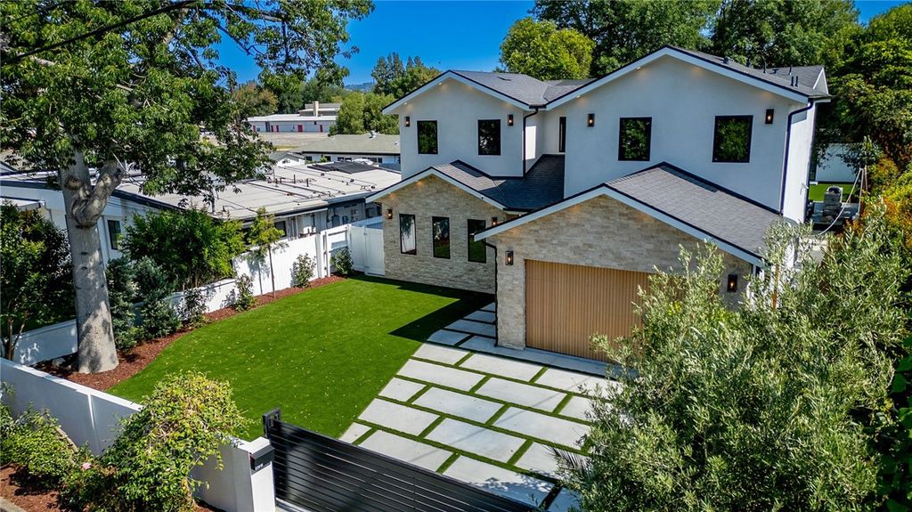 Photo of 22616 Hatteras Street, Woodland Hills, CA 91367 (MLS # SR25249976)