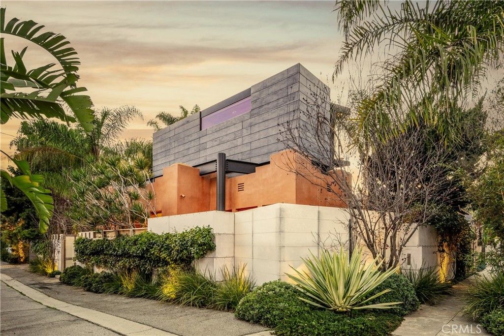 Photo of 542 Altair Place, Venice, CA 90291 (MLS # SB26013568)