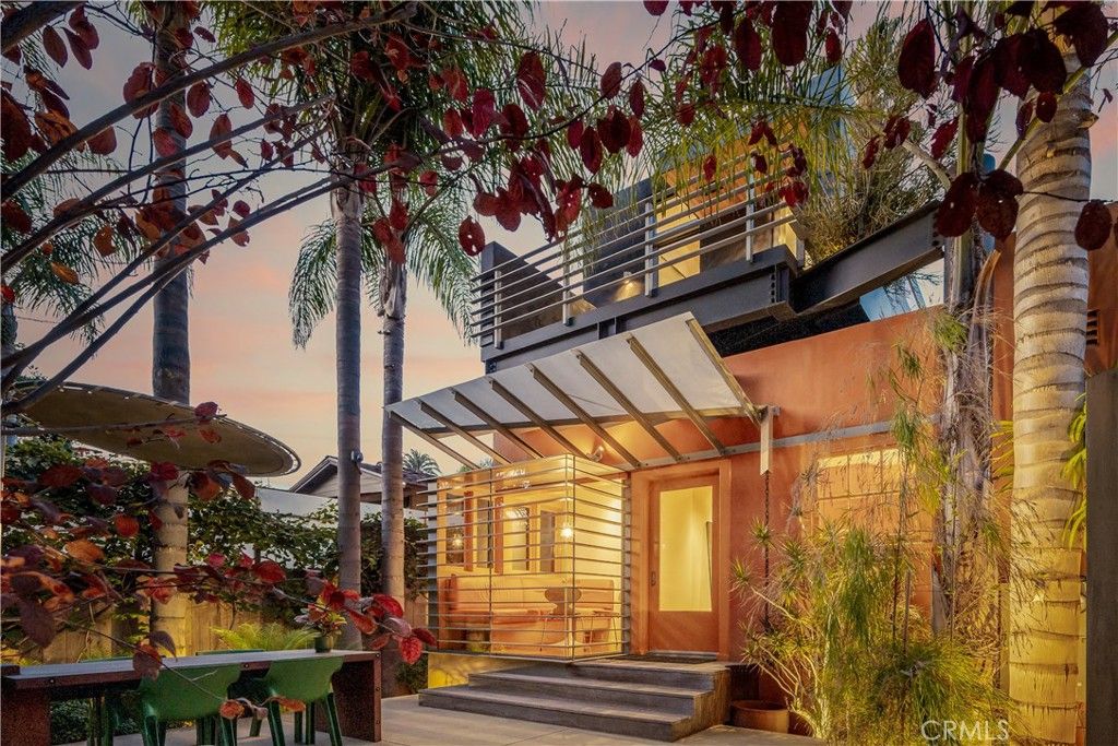 Photo of 542 Altair Place, Venice, CA 90291 (MLS # SB26013568)