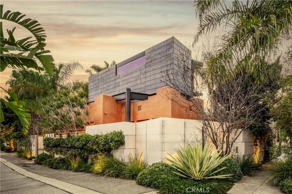 Photo of 542 Altair Place, Venice, CA 90291 (MLS # SB26013568)